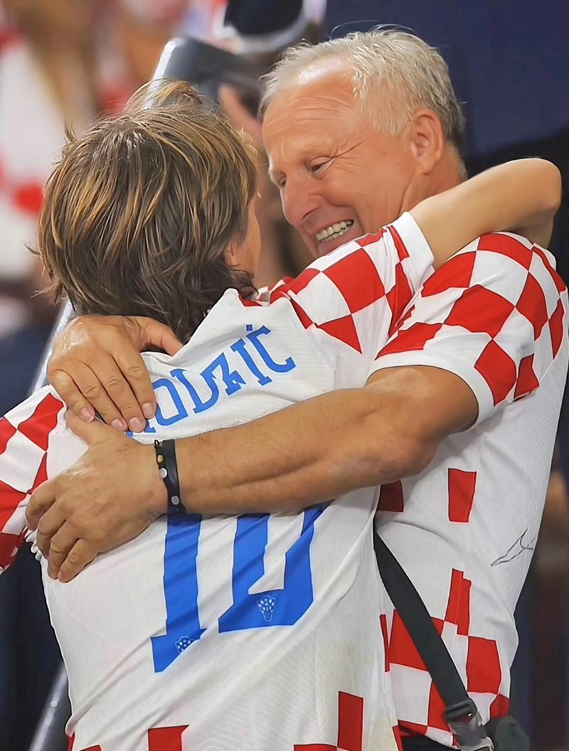 圣保罗官方：奥斯卡已于今日出院，他被确诊为血管迷走性晕厥