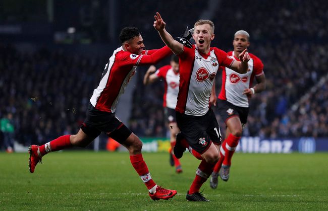 球员受伤倒地，全队围上去