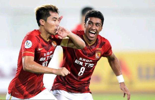 被拍到手上有“美甲”，汪士钦社媒收到网友大量攻击性评论