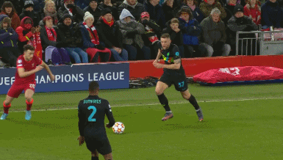 记者：于汉超正在参加B级教练培训班，下赛季将担任申花助教