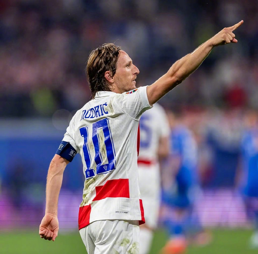 组图：CBA俱乐部杯广厦击败天津 塔克飞身暴扣