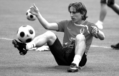 湖人惨败，詹姆斯赛后暗示球权分配有问题，没有打出团队篮球