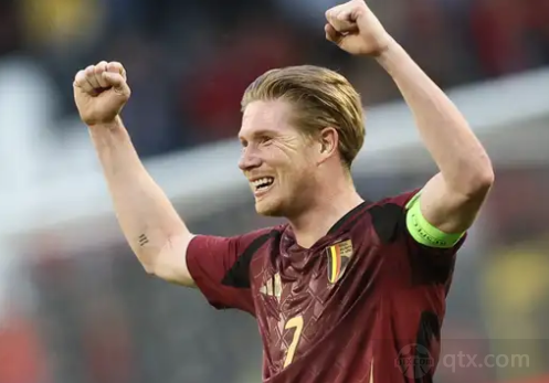 连续两赛季带不同球队欧战做客安菲尔德，阿隆索成历史第三人