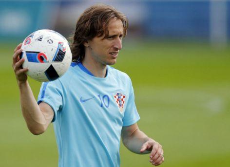 完美表现！哈维·西蒙斯半场传射建功，取得热刺生涯处子球